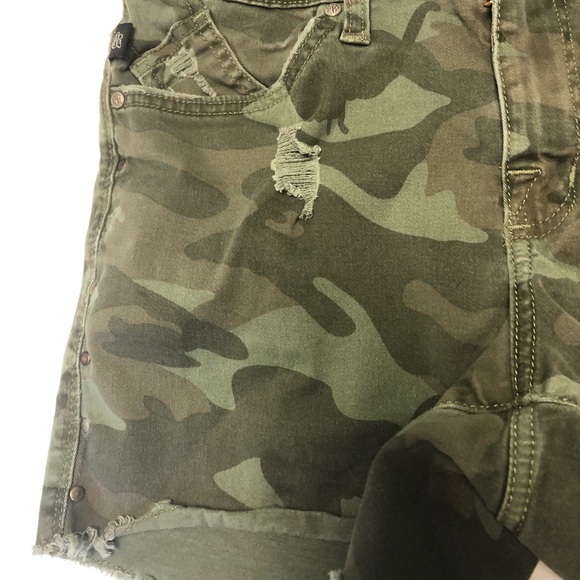 Rock Republic Camo Shorts,Distressed - Picture 4 of 7